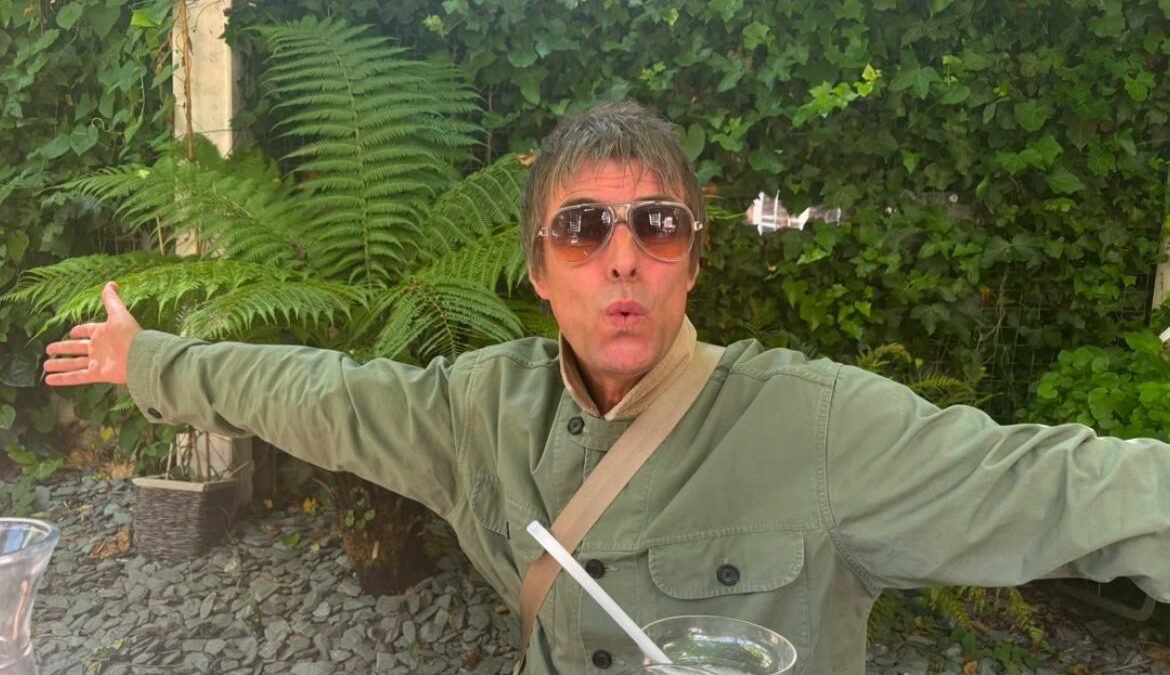 “Un brutto viaggio”: Liam Gallagher demolisce l’halftime show della finale dei Mondiali e salva solo un nome