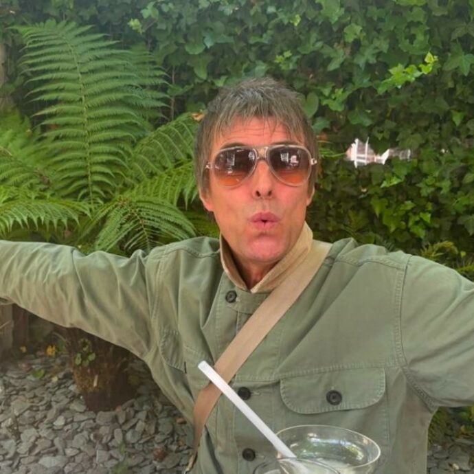 “Un brutto viaggio”: Liam Gallagher demolisce l’halftime show della finale dei Mondiali e salva solo un nome