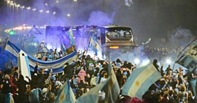 Copertina di Argentina, tre morti durante e dopo la finale dei Mondiali: un uomo in arresto cardiaco mentre la guardava in tv