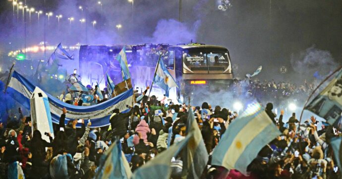 Argentina, tre morti durante e dopo la finale dei Mondiali: un uomo in arresto cardiaco mentre la guardava in tv