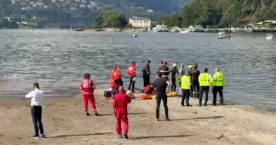 Copertina di Scompare sott’acqua mentre gioca con gli amici: dispersa nel lago di Como una bambina di 10 anni