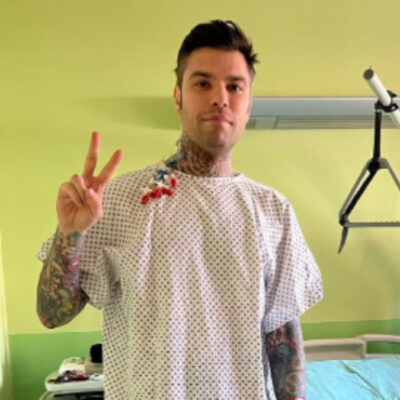 Copertina di “Fedez portato in ospedale con l’ambulanza per problemi gastrici, ricoverato per accertamenti d’urgenza al Fatebenefratelli”: come sta il rapper