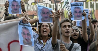 Copertina di Fakir, botte o infarto: le ipotesi sulla morte. Gli agenti nel video: “Ma sta respirando?”