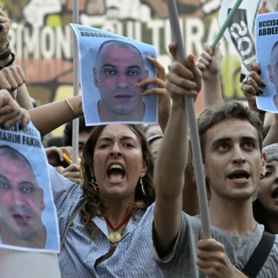 Copertina di Fakir, botte o infarto: le ipotesi sulla morte. Gli agenti nel video: “Ma sta respirando?”