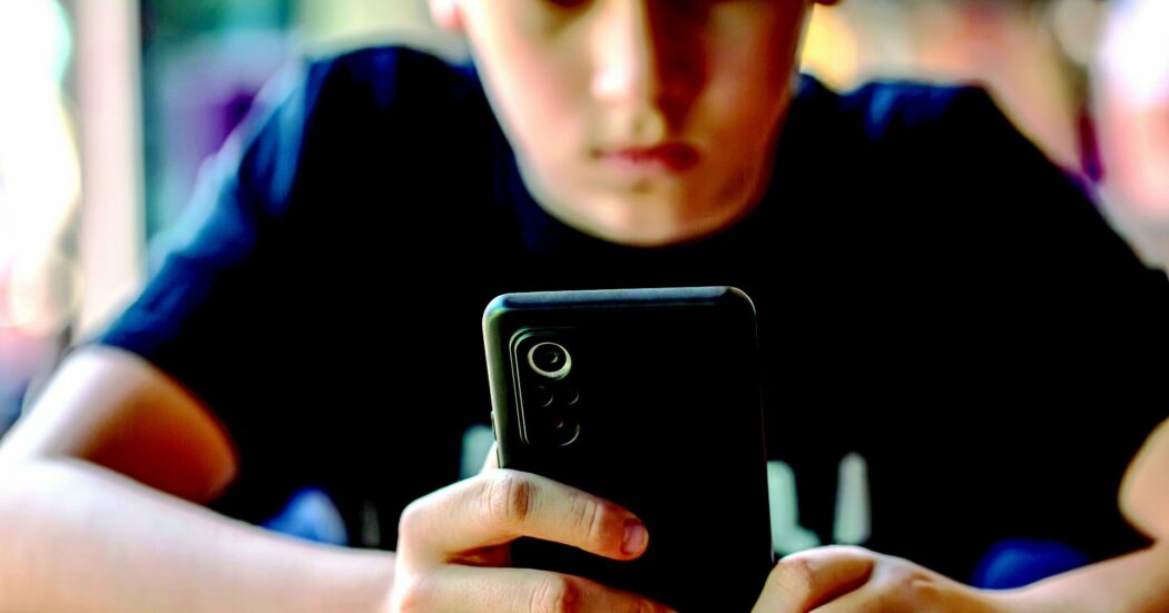 Via libera definitiva di Parigi al divieto di social per teenager
