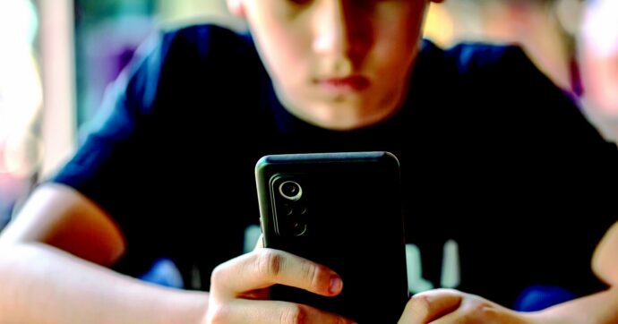 Via libera definitiva di Parigi al divieto di social per teenager