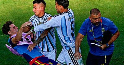 Copertina di Paredes non si scusa dopo la rissa: “Riportata in alto la nostra bandiera”. La mamma in lacrime: “Orgogliosa di lui”. Intanto la Fifa indaga