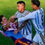 Copertina di Paredes non si scusa dopo la rissa: “Riportata in alto la nostra bandiera”. La mamma in lacrime: “Orgogliosa di lui”. Intanto la Fifa indaga