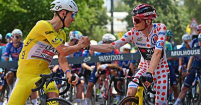 Copertina di Tour de France, altri controlli antidoping nel giorno di riposo: le polemiche e i test senza precedenti su Pogacar e Vingegaard
