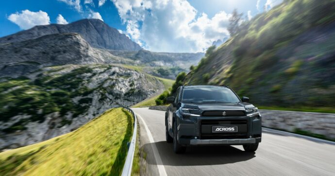 Suzuki rinnova la Across. Più tecnologia, 309 cavalli e batteria da 22,7 kWh