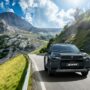 Copertina di Suzuki rinnova la Across. Più tecnologia, 309 cavalli e batteria da 22,7 kWh