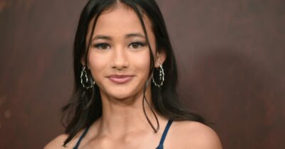 Copertina di Morta a 18 anni l’attrice non udente Kaylee Hottle, star di “Godzilla vs Kong”: “Vittima di uno schianto in auto”. Il dolore del padre: “Un incubo che non avrei mai voluto intraprendere”