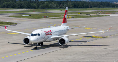 Copertina di “Erano ubriachi e pronti a mettersi ai comandi dell’Airbus”: piloti Swiss bloccati dai colleghi nella hall dell’hotel