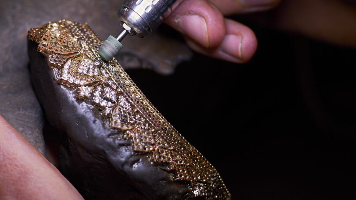 Dai quadri di Damiani ai pizzi d’oro di Buccellati e il manifesto anti-Ai di Boucheron: le nuove collezioni milionarie (già sold out) di alta gioielleria e i segreti di un mercato che non conosce crisi