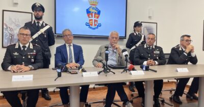 Copertina di Grazie ai criptofonini la ‘ndrangheta gestiva dal carcere un traffico di cocaina: arrestate 35 persone legate alla cosca Alvaro