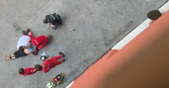 Copertina di Il video di Fakir rianimato con mani e piedi legati: “Volto insanguinato e macchiato di spray al peperoncino”
