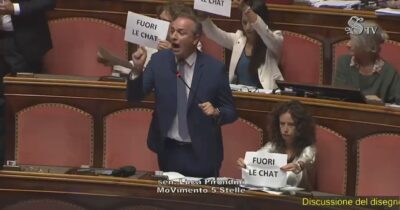 Copertina di “Non potete commemorare Borsellino e oggi negare l’acquisizione delle chat di Delmastro”: il M5s occupa i banchi del governo