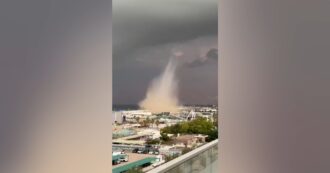 Copertina di Tromba d’aria porta via lettini e ombrelloni dalla spiaggia di Chioggia: il video è impressionante