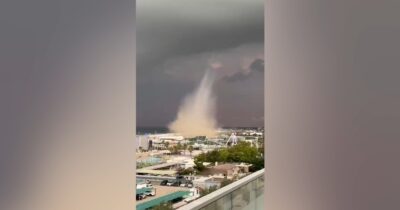 Copertina di Tromba d’aria porta via lettini e ombrelloni dalla spiaggia di Chioggia: il video è impressionante