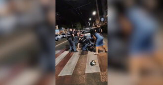 “Mi fate male, ho la protesi”: un nuovo video del fermo del rapper Bubu Doc. Coinvolto anche un agente del caso Fakir
