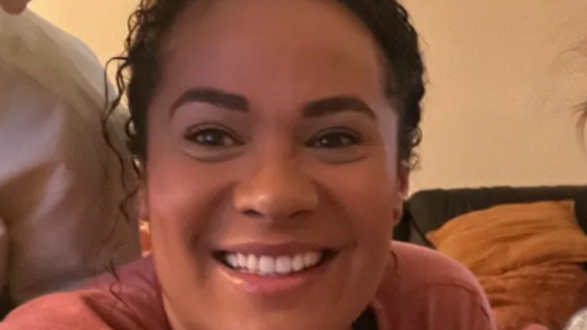 Accende il barbecue per far arrostire i marshmallow ai figli, ma viene travolta dalle fiamme: il figlio maggiore tenta di salvarla, poi la tragedia in ospedale. Morta mamma di 38 anni