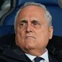 Copertina di Lotito si presenta alla Reggina e cita uno slogan fascista: “Credere, obbedire, combattere”. Poi guarda il sindaco Cannizzaro (Forza Italia) e sorride