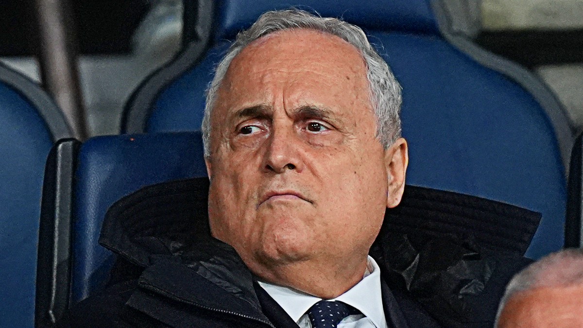 lotito si presenta alla reggina e cita uno slogan fascista credere obbedire combattere poi guarda il sindaco cannizzaro forza italia e sorride da Ilfattoquotidiano.it lotito si presenta alla reggina e cita uno slogan fascista credere obbedire combattere poi guarda il sindaco cannizzaro forza italia e sorride