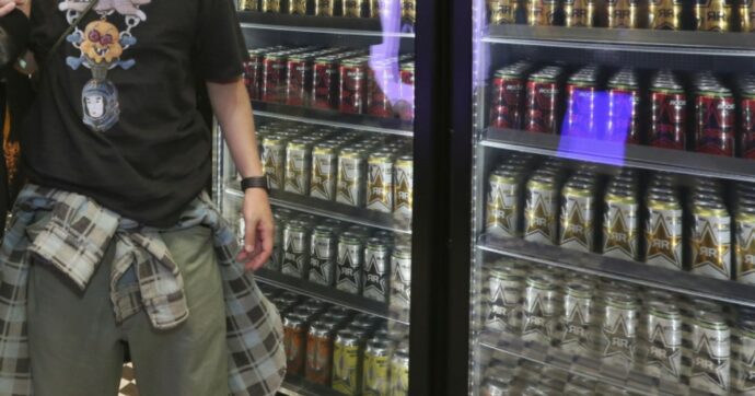 Energy drink, boom in Italia tra bambini e adolescenti: “Contengono mix di sostanze non sicure per chi è in pieno sviluppo”