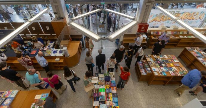 Dal dramma di Simenon al “vecchio delle cose rotte”: i libri dell’estate per viaggiare o staccare dalla quotidianità