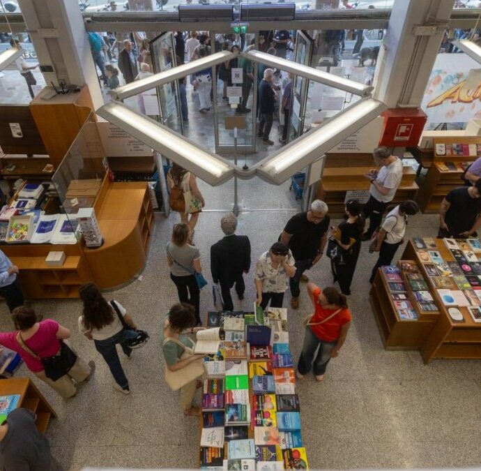 Dal dramma di Simenon al “vecchio delle cose rotte”: i 10 libri da leggere quest’estate sotto l’ombrellone
