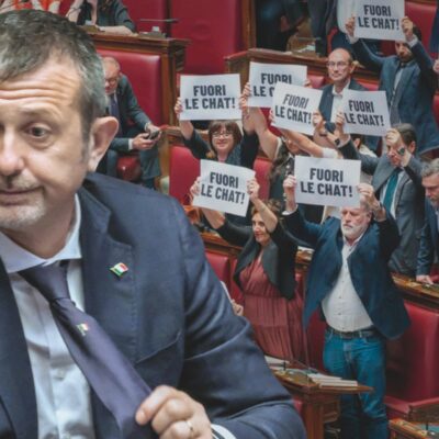 Copertina di Destra, regalo ai clan: salva Delmastro e così frena i pm sui Senese