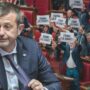 Copertina di Destra, regalo ai clan: salva Delmastro e così frena i pm sui Senese