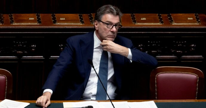 Il bluff: “Nessun taglio per il riarmo”. Giorgetti però teme la manovra