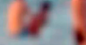 Copertina di Fanno sesso in mare al tramonto noncuranti dei bagnanti attorno: il video virale imbarazza Rimini, gli amanti “focosi” rischiano maxi multa da 30 mila euro