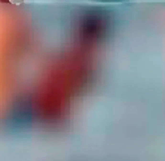 Fanno sesso in mare al tramonto noncuranti dei bagnanti attorno: il video virale imbarazza Rimini, gli amanti “focosi” rischiano maxi multa da 30 mila euro