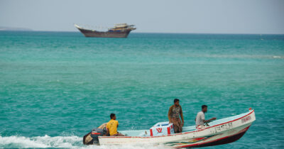 Copertina di Bab el-Mandeb, cosa sta succedendo nello stretto sul Mar Rosso e quali sono i rischi del blocco minacciato dagli Houthi
