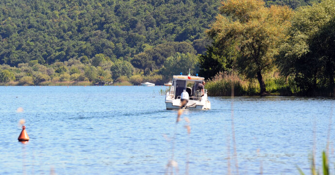 Si tuffa dalla barca e non riemerge, 22enne muore nel lago di Bolsena