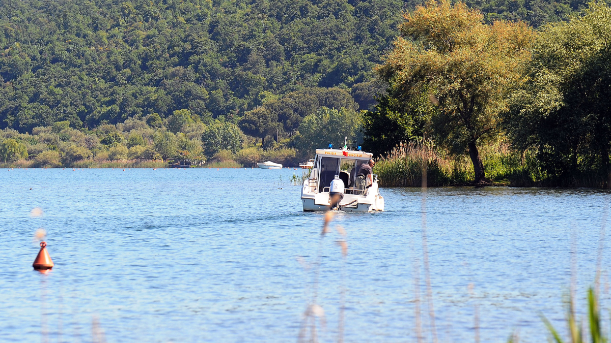 si tuffa dalla barca e non riemerge 22enne muore nel lago di bolsena da Ilfattoquotidiano.it si tuffa dalla barca e non riemerge 22enne muore nel lago di bolsena
