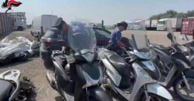 Copertina di Scoperto il deposito delle moto rubate a Ponte Galeria (Roma): nei container pronti per l’estero i mezzi smontati