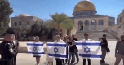 Copertina di Il ministro Ben-Gvir guida centinaia di coloni sulla spianata delle moschee a Gerusalemme: “Qui gli ebrei si sentono a casa”