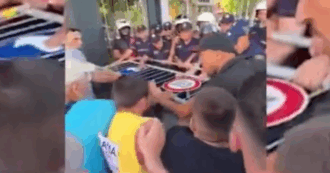 Copertina di Scontri davanti al Parlamento a Tirana, usati idranti e lacrimogeni: la protesta contro il premier Rama avanti da oltre 7 settimane