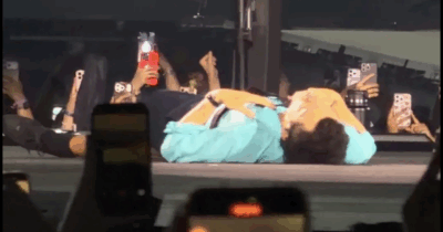 Copertina di “Il concerto è annullato a causa di una malattia legata al tour”: Harry Styles si ferma in Brasile, il comunicato a un mese dal malore sul palco a Londra
