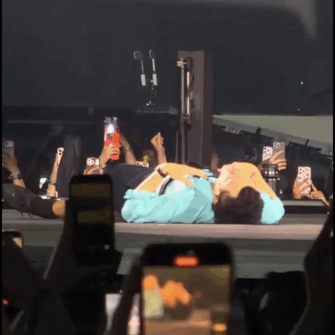 “Il concerto è annullato a causa di una malattia legata al tour”: Harry Styles si ferma in Brasile, il comunicato a un mese dal malore sul palco a Londra