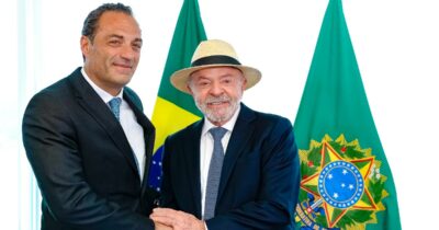 Copertina di Stellantis, Filosa fa visita a Lula e annuncia investimenti da 5 miliardi di euro in Brasile