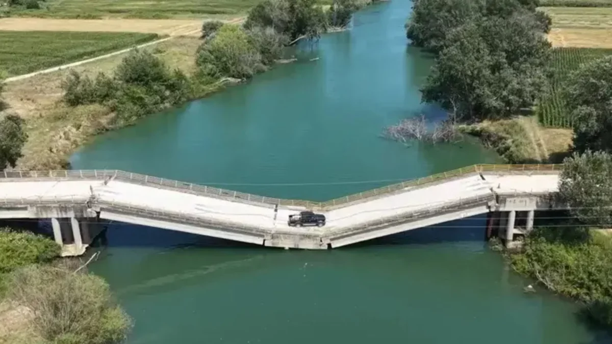 pur di non allungare il tragitto di 30 chilometri le auto continuano a passare sul ponte crollato e distrutto dalla tempesta il video 232 virale da Ilfattoquotidiano.it pur di non allungare il tragitto di 30 chilometri le auto continuano a passare sul ponte crollato e distrutto dalla tempesta il video 232 virale