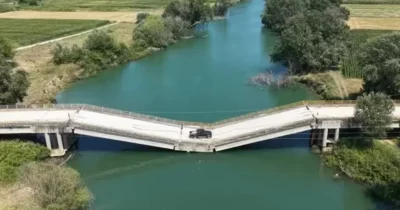 Copertina di “Pur di non allungare il tragitto di 30 chilometri le auto continuano a passare sul ponte crollato e distrutto dalla tempesta”: il video è virale