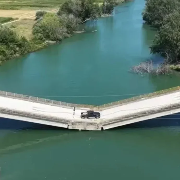 “Pur di non allungare il tragitto di 30 chilometri le auto continuano a passare sul ponte crollato e distrutto dalla tempesta”: il video è virale