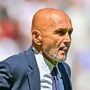 Copertina di Juve, il calciomercato non decolla: pochi rinforzi, tanti esuberi e il caso Kolo Muani. Spalletti è nervoso: “Io rimango qui, molti di voi no”