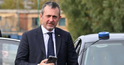 Copertina di La contromossa dei pm: convocare Delmastro per capire chi ha messo i soldi nella Bisteccheria