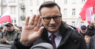 Copertina di Si spacca il partito di estrema destra in Polonia: l’ex premier Morawiecki espulso da Diritto e Giustizia